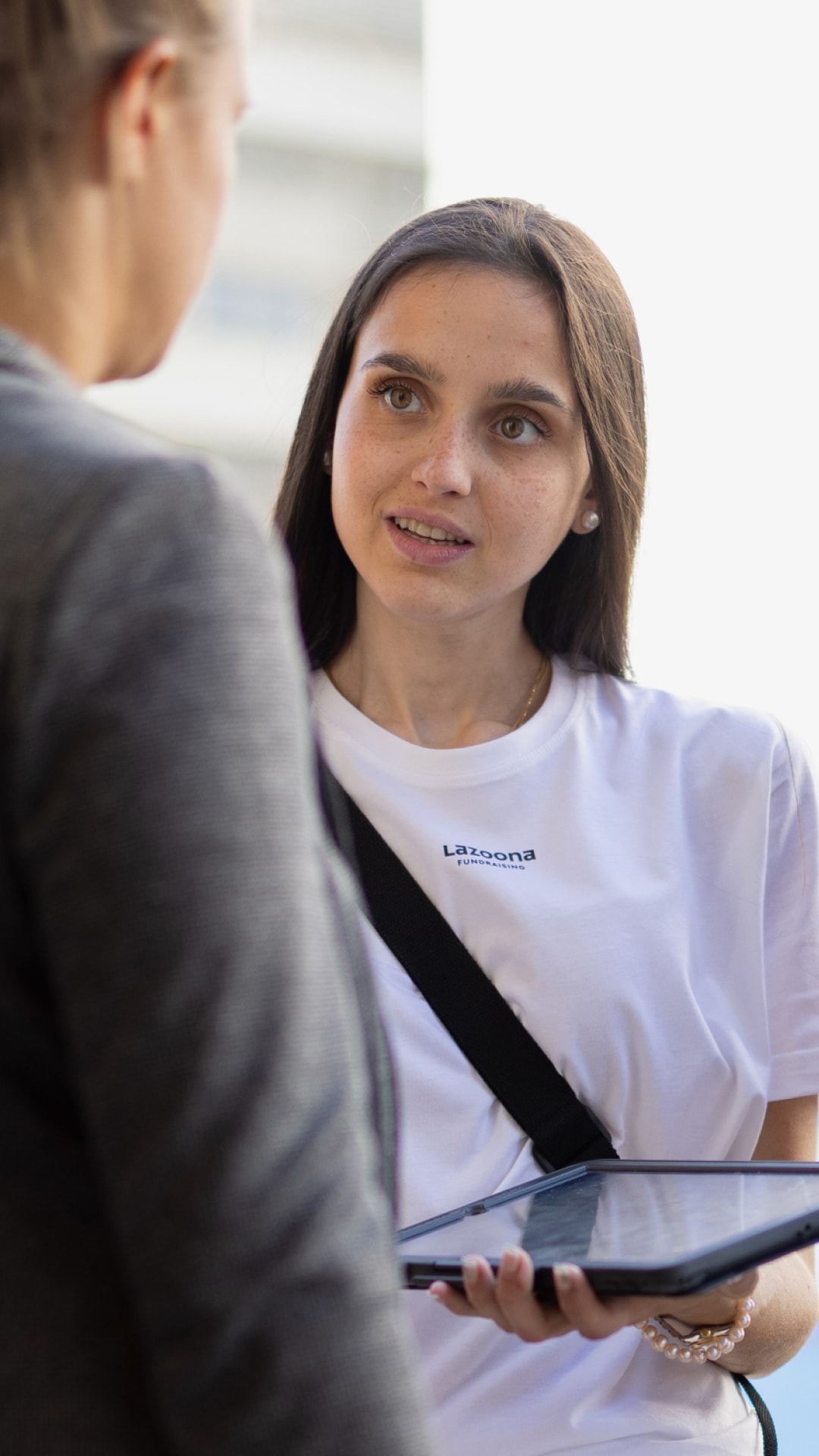 Lazoona Door-to-Door Kampagne, Mitarbeiterin im Gespräch